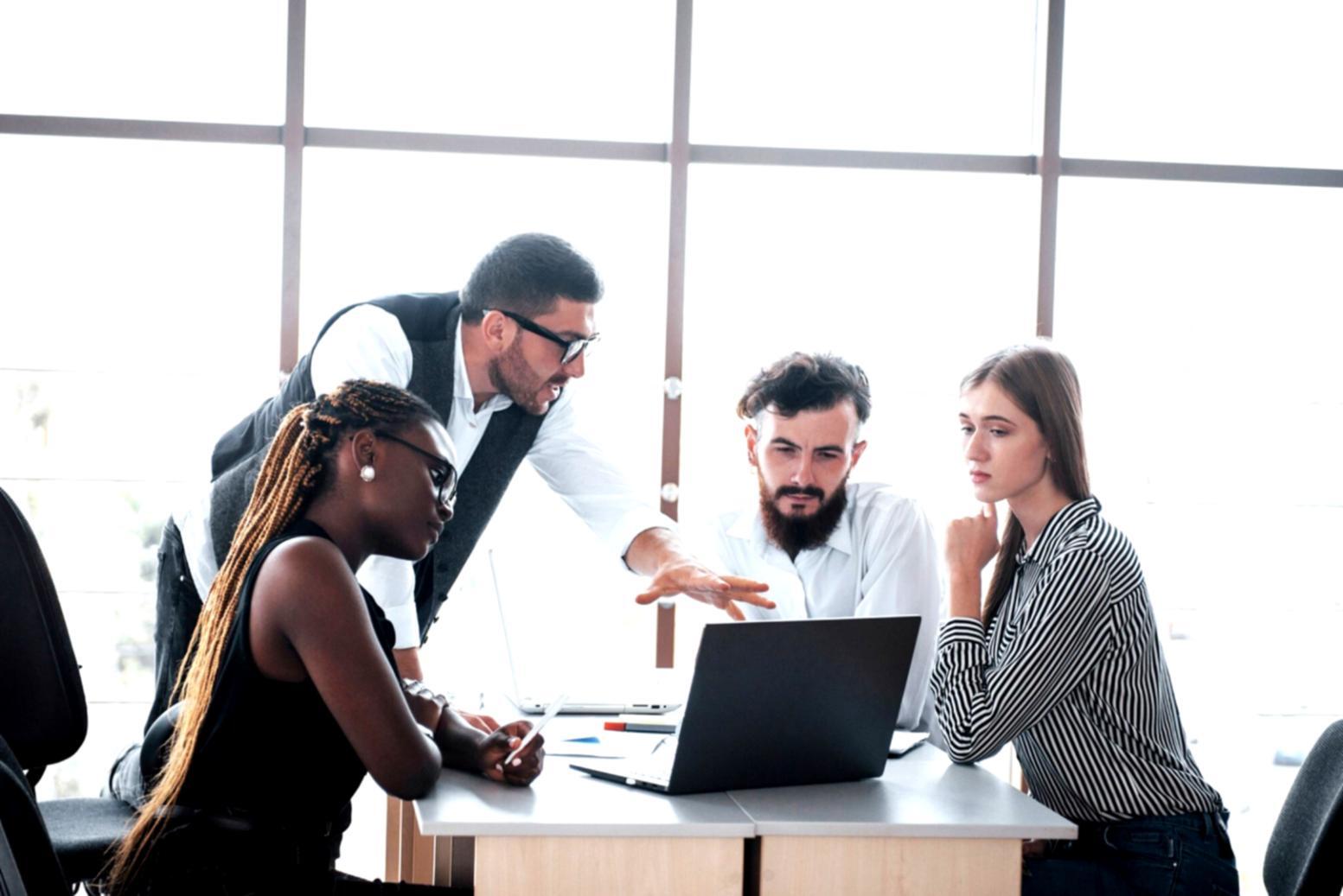 Gemeinsames Arbeiten in einem modernen Teamraum