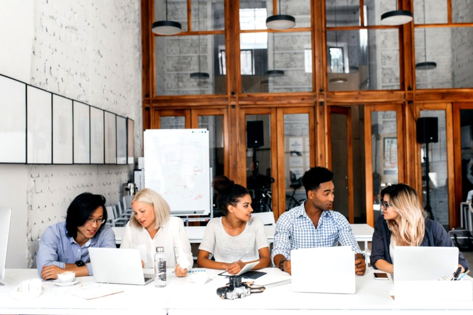 Arbeitsumgebung mit Blick auf offene Kommunikation und Zusammenarbeit