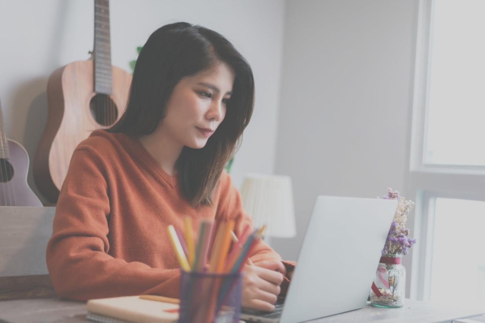 Teilnehmer bei einer Gruppenübung im Seminarraum